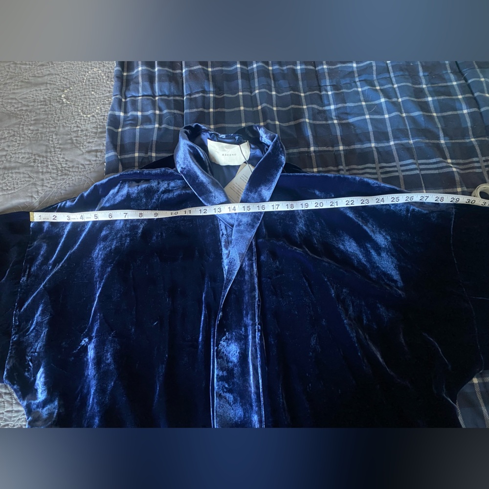 Luxurious Navy Velvet Robe - Picture 5 of 7